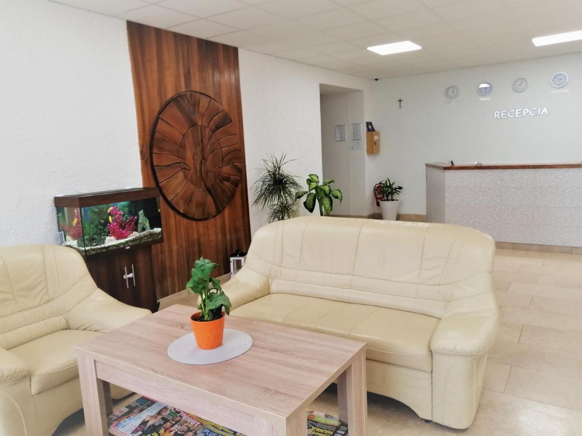 Penzion Adriana Nove Mesto nad Vahom Exterior photo